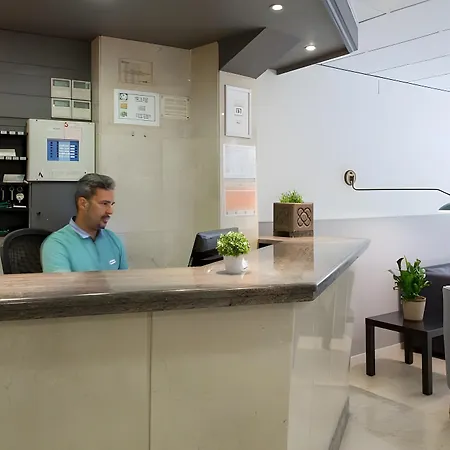 オスタル オペラランブラス ゲストハウス
